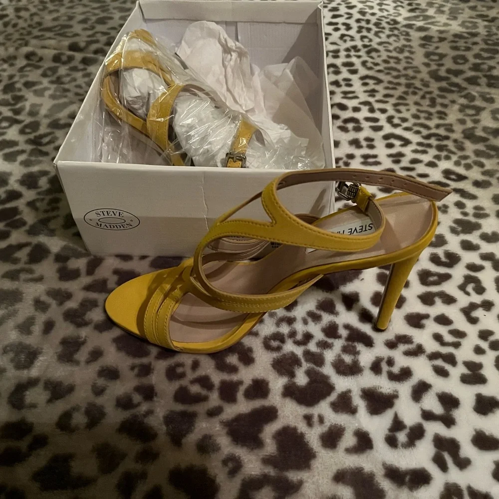 Steve Madden yellow heels strap around ankles size 9 new excellent condition - Picture 6 of 7